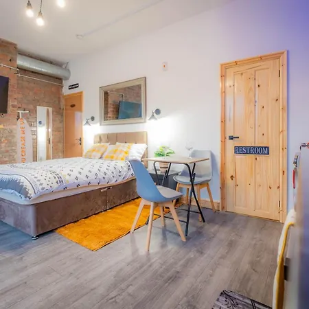 Renovated Studio - Free Parking - Great Location Apartment *