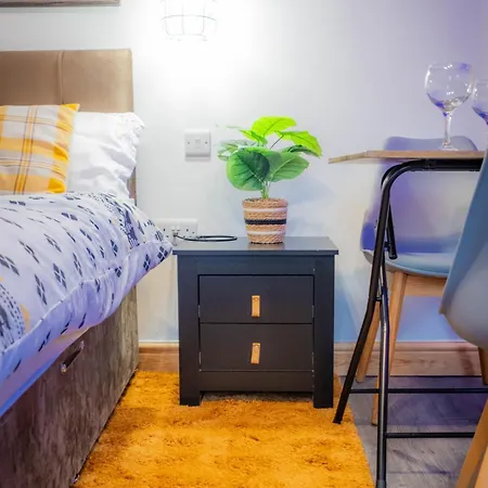 Renovated Studio - Free Parking - Great Location