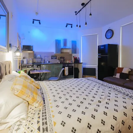 Apartment Renovated - Free Parking - Great Location *